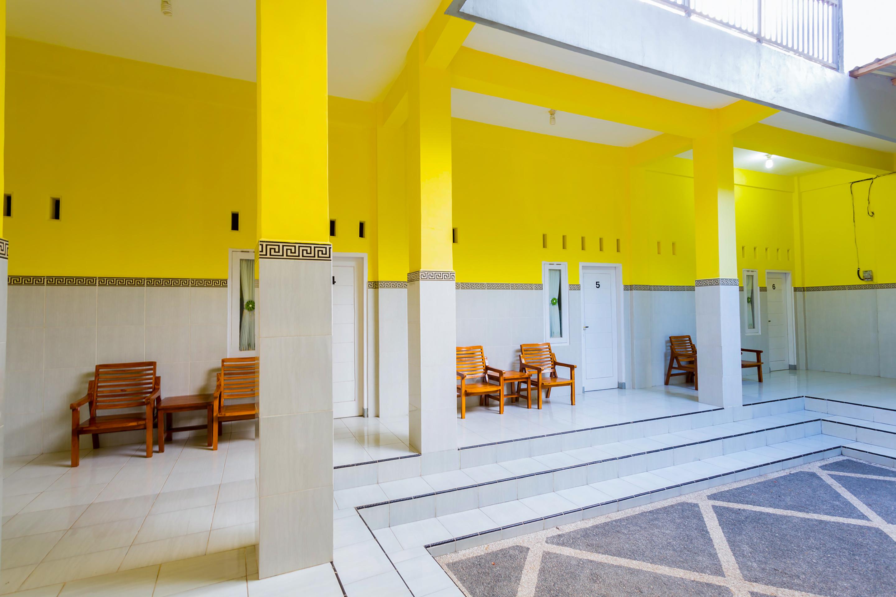 OYO 1427 Azzahra Guest House Mataram Extérieur photo